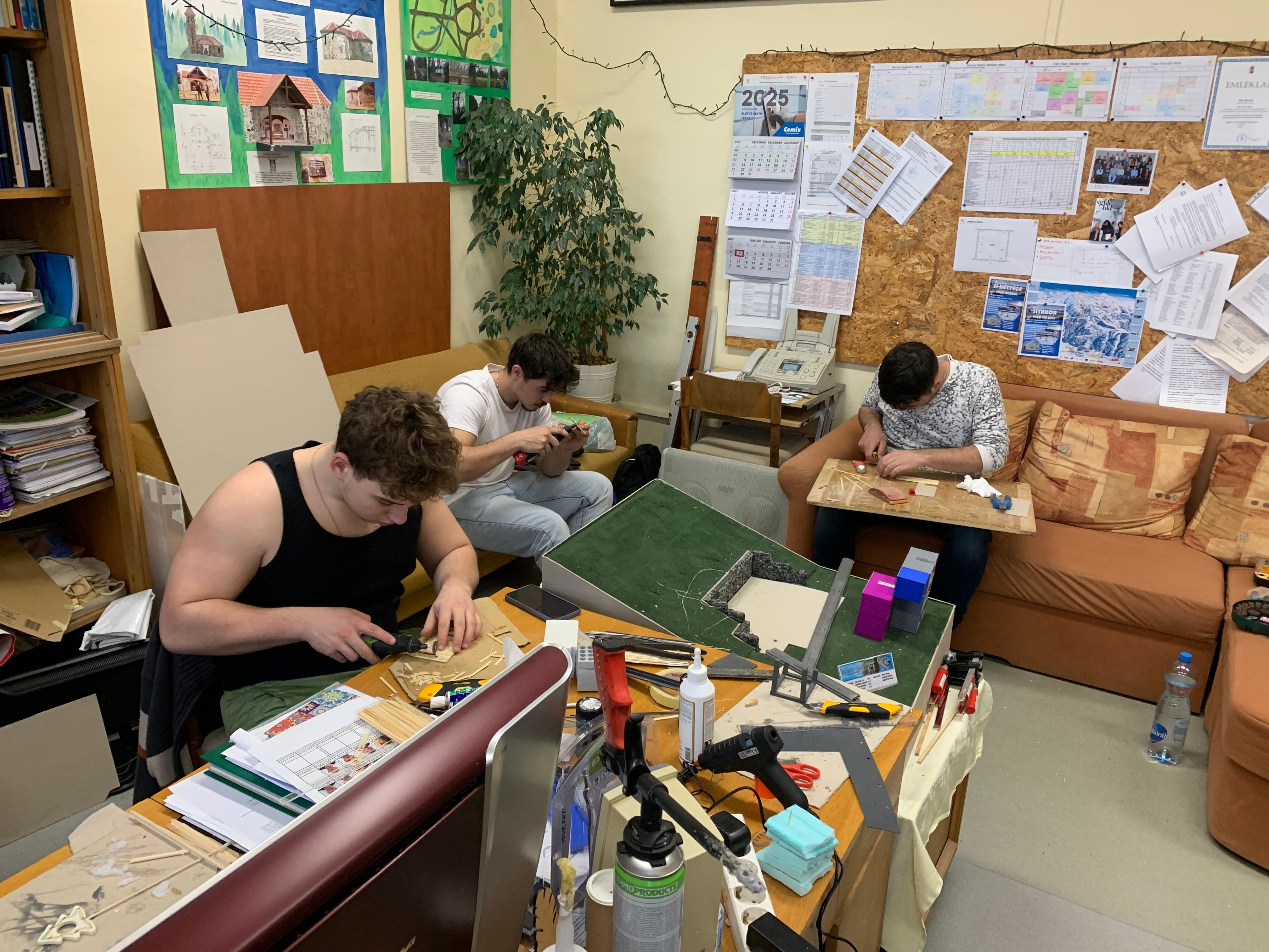 250316-6 Stromfeld Technikum makett készítés.JPG